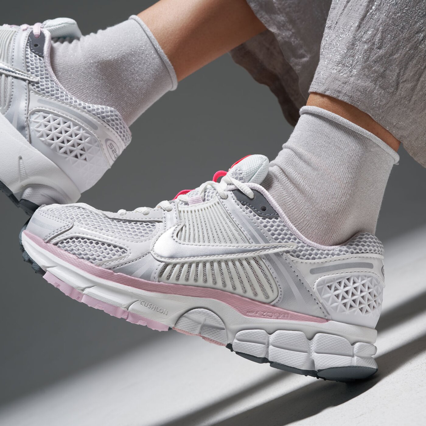 Дамски маратонки NIKE W ZOOM VOMERO 5 GCEL CN  fn3695-001 цвят розов