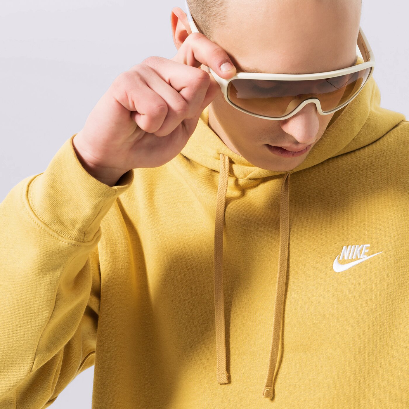 Мъжки суичър NIKE СУИТЧЪР С КАЧУЛКА SPORTSWEAR CLUB FLEECE bv2654-725 цвят горчица