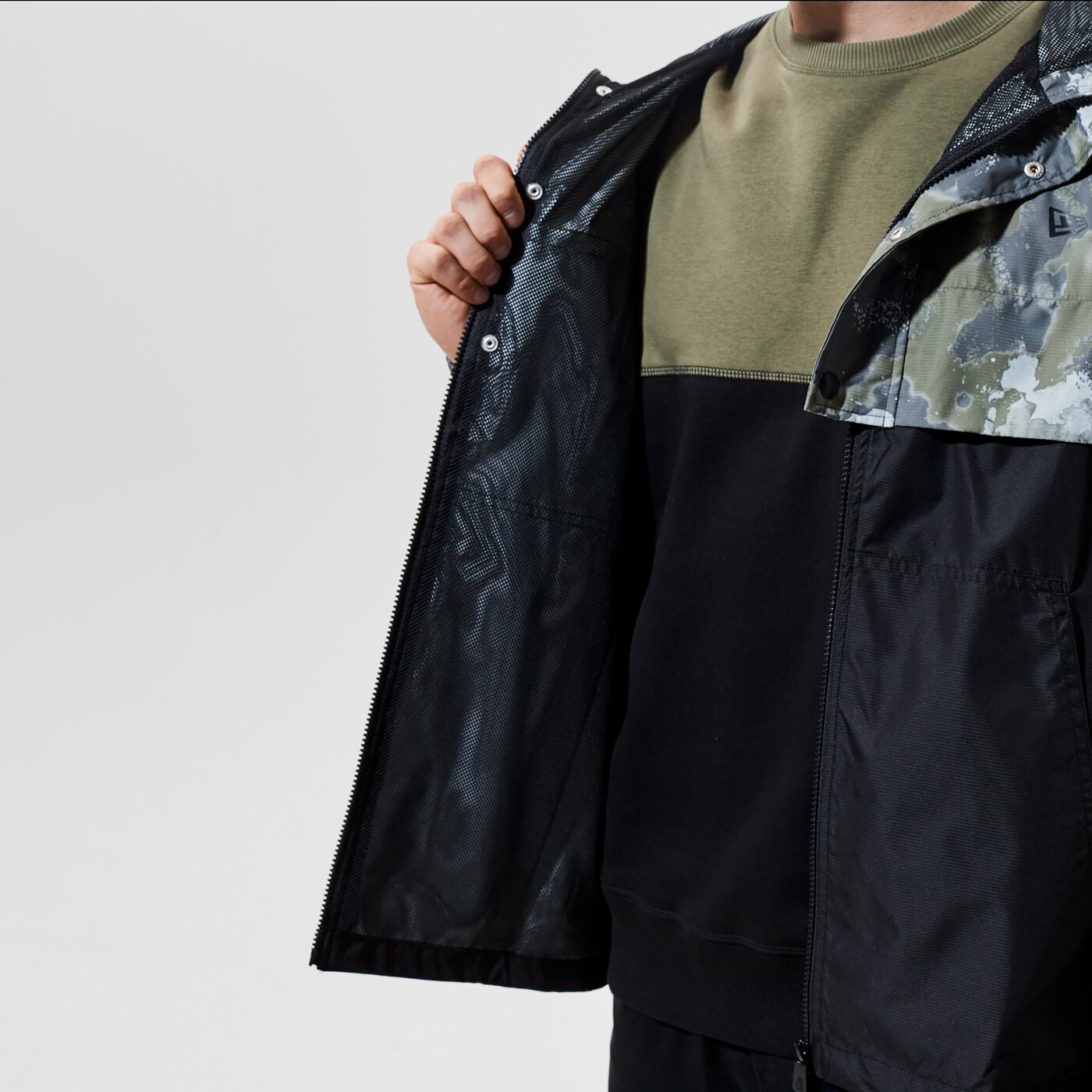 Мъжко преходно яке NEW ERA ЯКЕ OUTDOOR UTILITY WINDBREAKER NEW ERA XPTBLK 12590878 цвят многоцветен