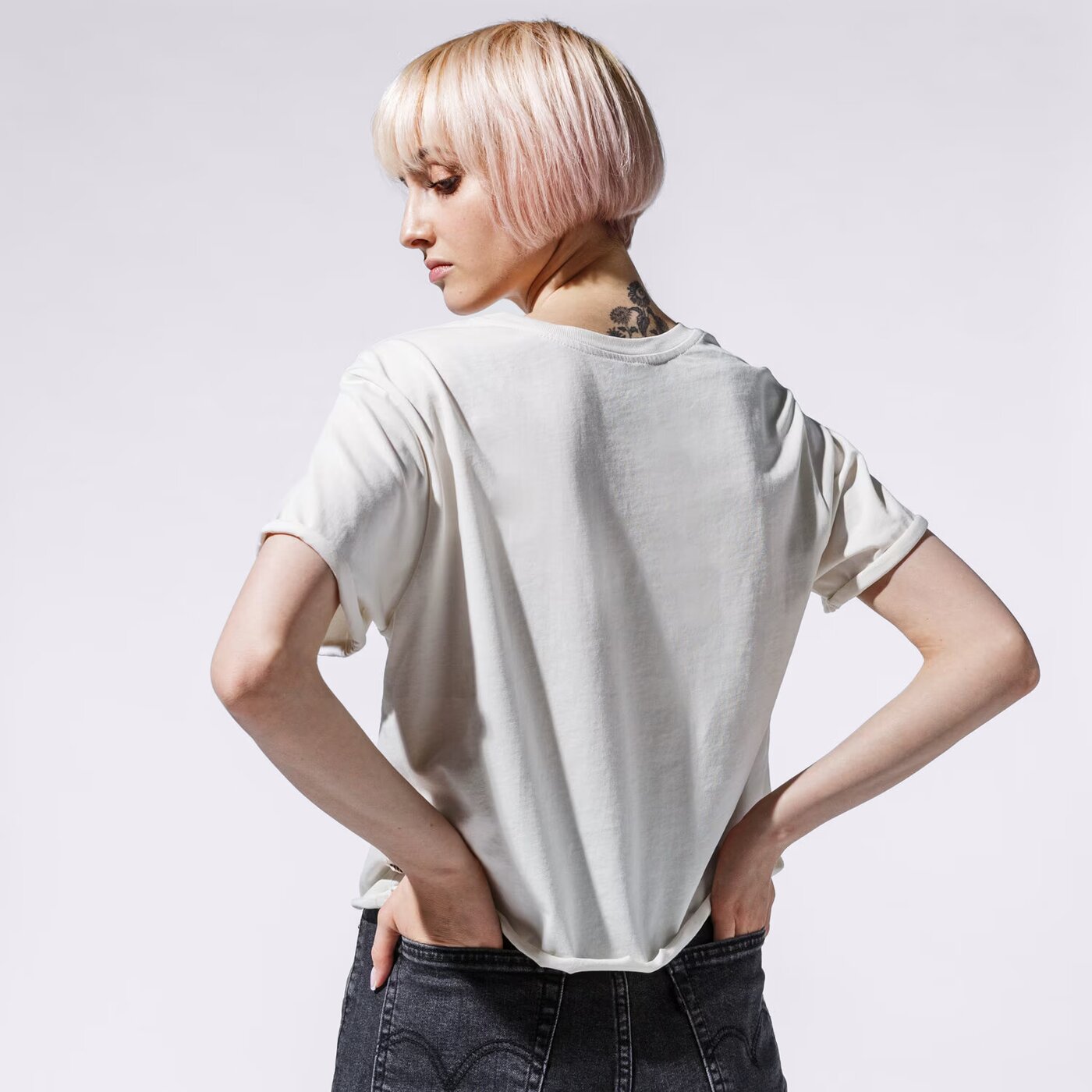 Дамска тениска VANS ТЕНИСКА WM BLOZZOM ROLL OUT MARSHMALLOW vn0a53q2fs81 цвят бял