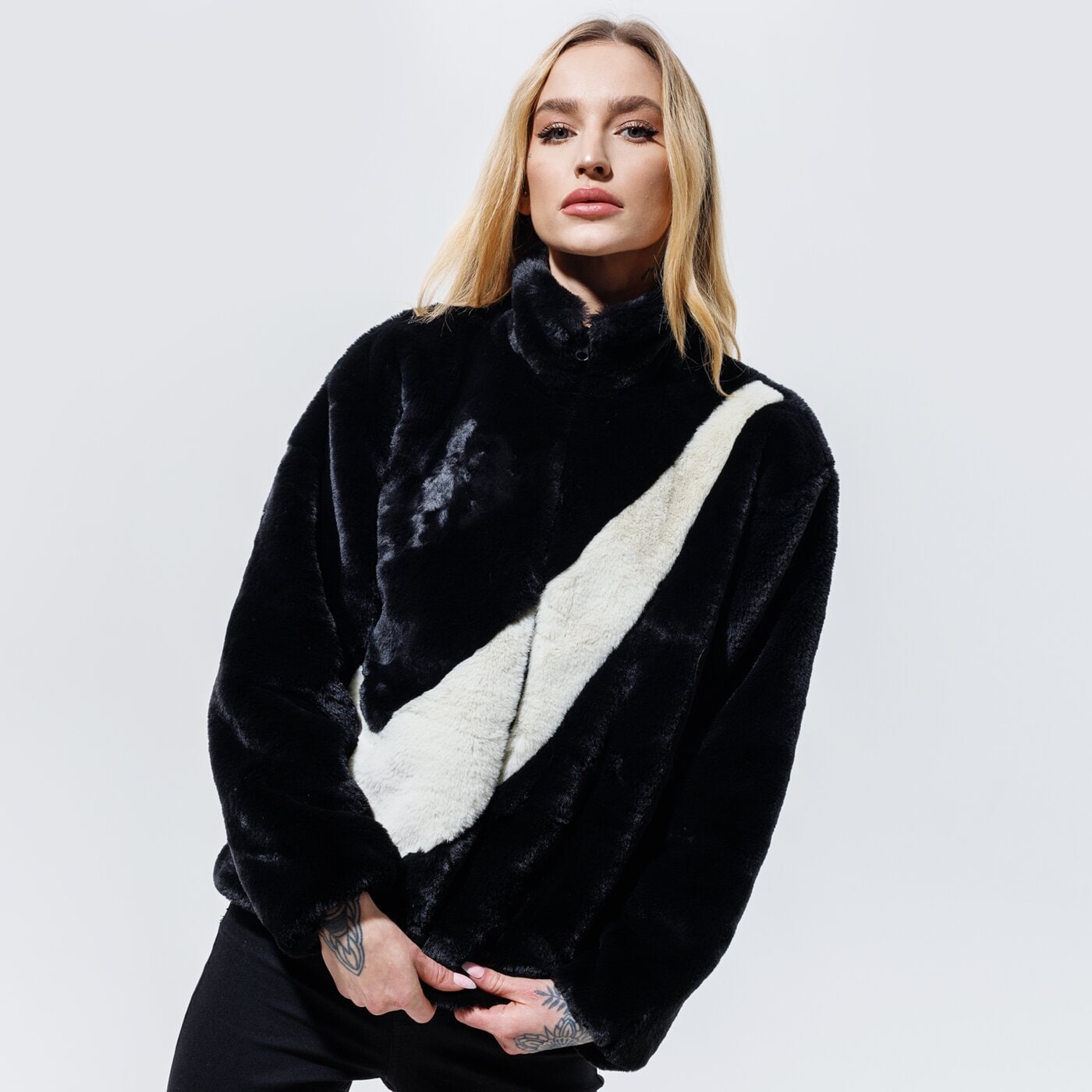 Дамски суичър NIKE СУИТЧЪР СЪС ЗАКОПЧАВАНЕ SPORTSWEAR cu6558-010 цвят черен