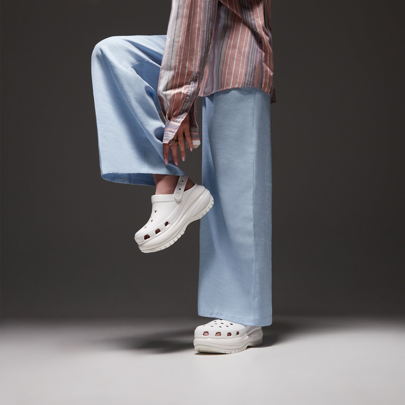 Дамски чехли и сандали CROCS CLASSIC MEGA CRUSH CLOG 207988100 цвят бял