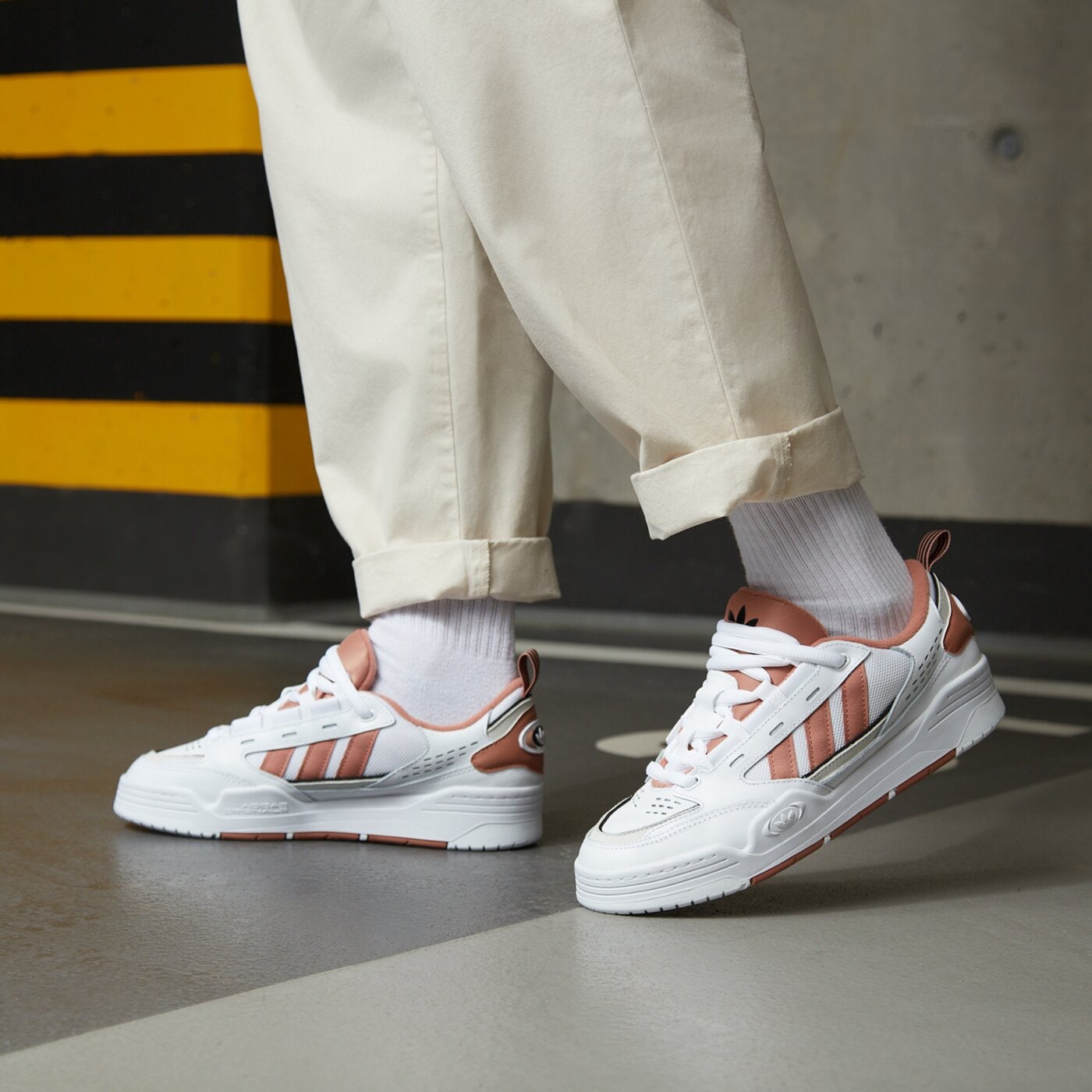 Мъжки маратонки ADIDAS ADI2000 hq6922 цвят кафяв