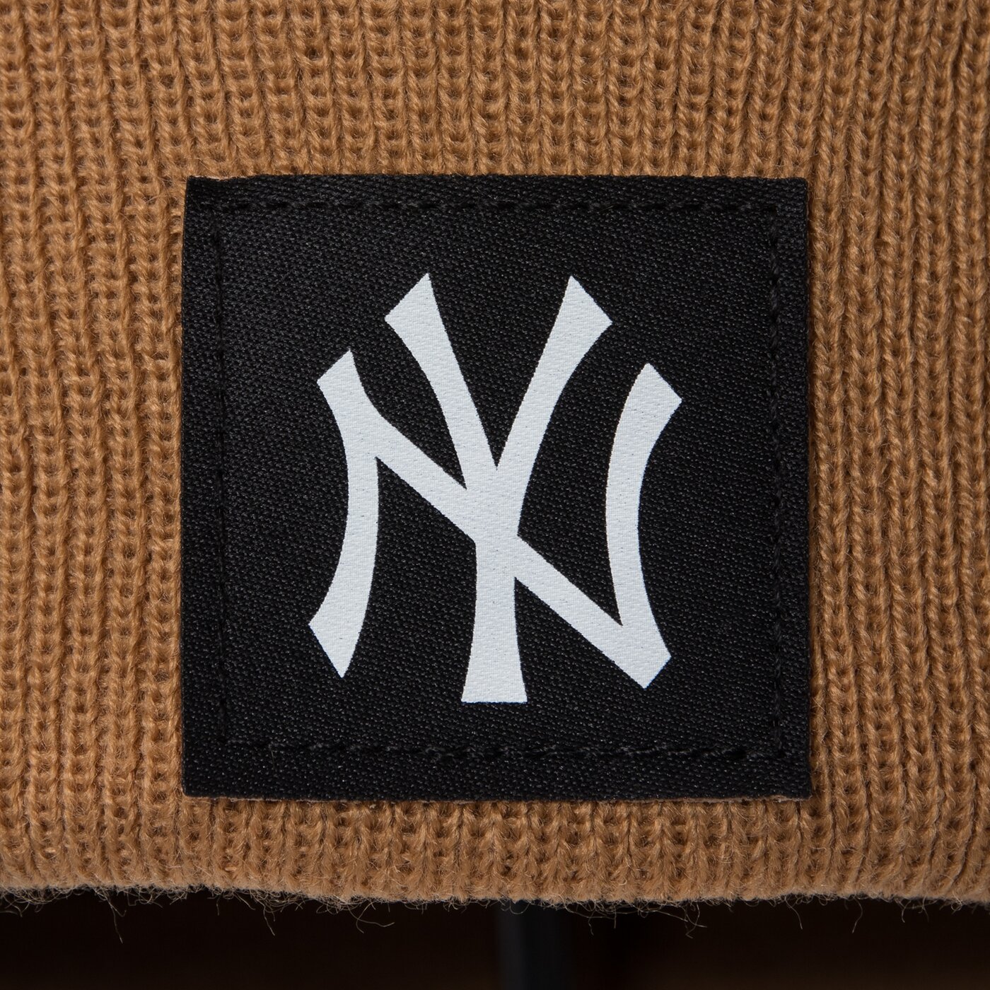 Мъжка зимна шапка NEW ERA ШАПКА TEAM BEANIE NYY BRWN NEW YORK YANKEES WHT 60141873 цвят кафяв