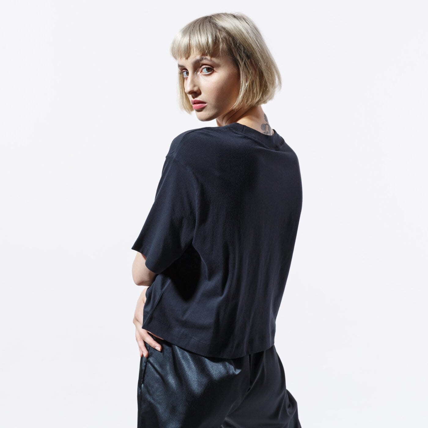 Дамска тениска NIKE ТЕНИСКА SS W NSW AIR ТОП SS bv4777-010 цвят черен