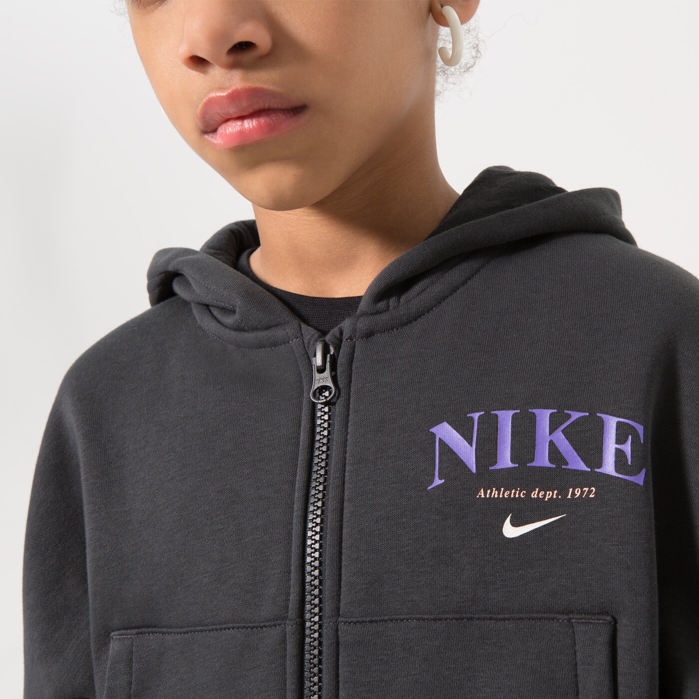 Детски суичър NIKE СУИТЧЪР СЪС ЗАКОПЧАВАНЕ   G NSW TREND FLC FZ HOODIE GIR dv2565-045 цвят черен