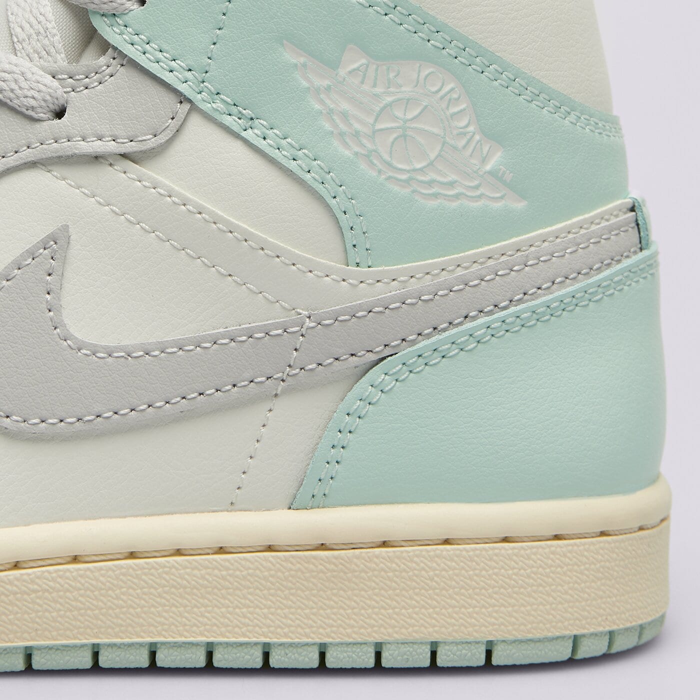Дамски маратонки WMNS AIR JORDAN 1 MID bq6472-134 цвят мента