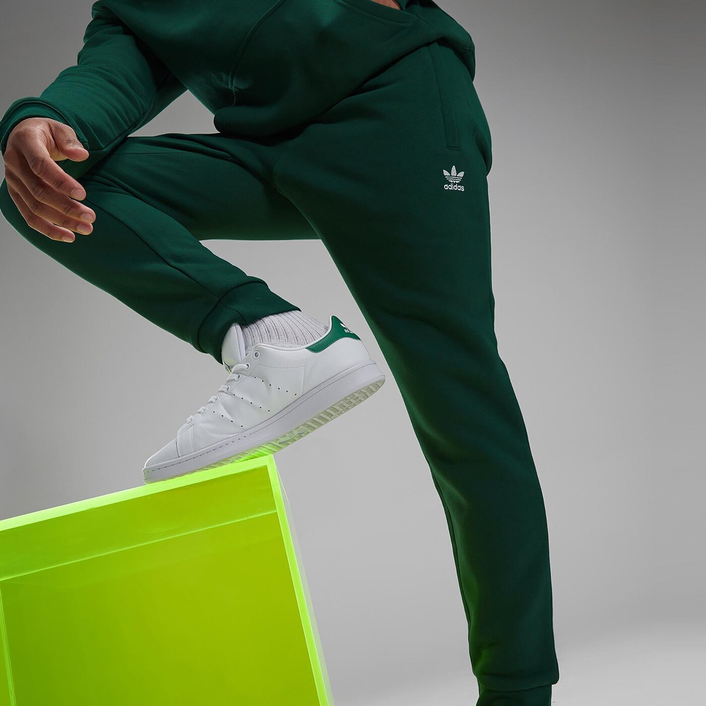 Мъжки панталони ADIDAS ПАНТАЛОНИ TREF ESS PNT C.GRN is2244 цвят зелен