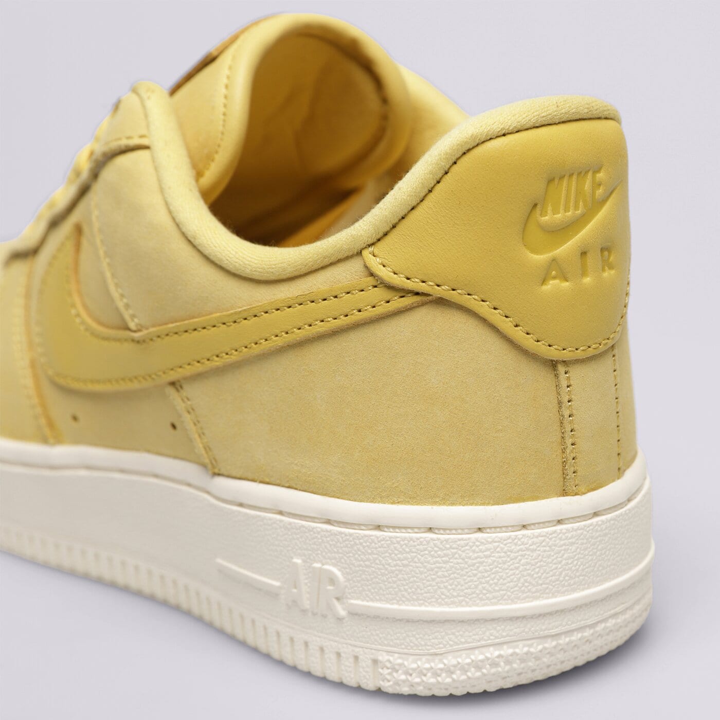 Дамски маратонки NIKE AIR FORCE 1 '07 PRM dr9503-700 цвят жълт