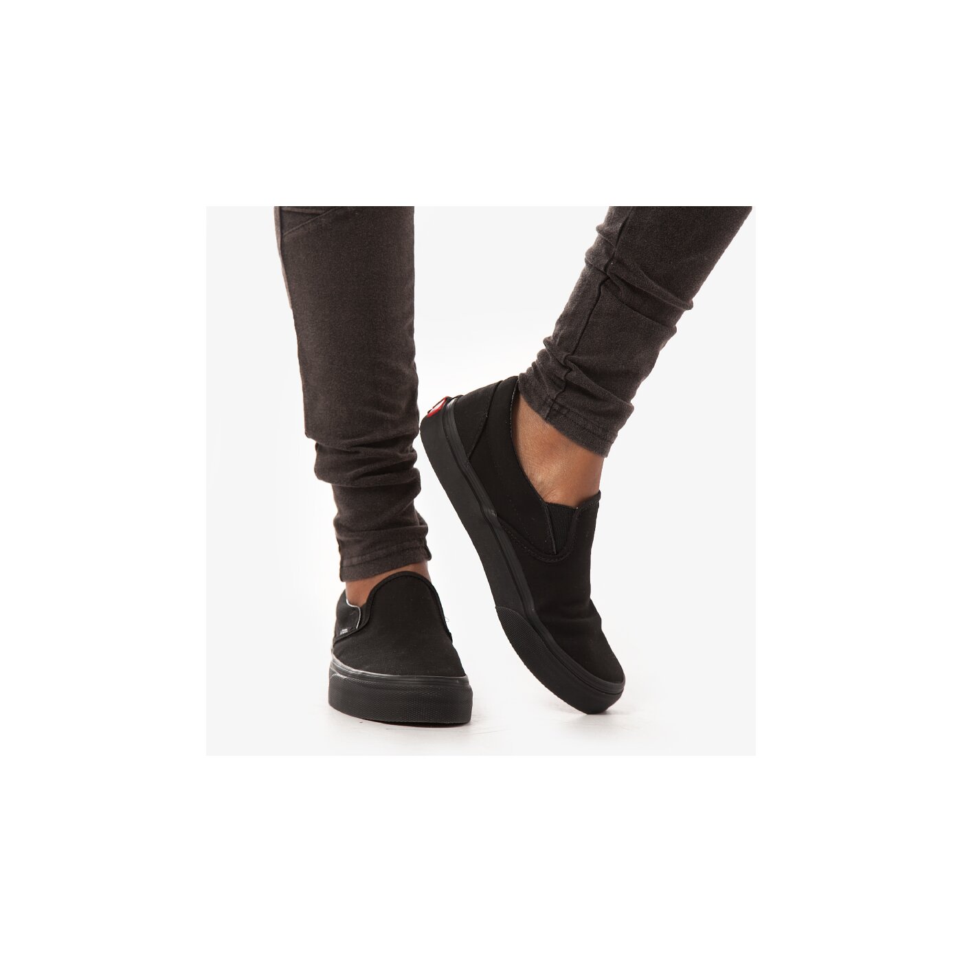 Дамски маратонки VANS CLASSIC SLIP-ON  vn000eyebka1 цвят черен