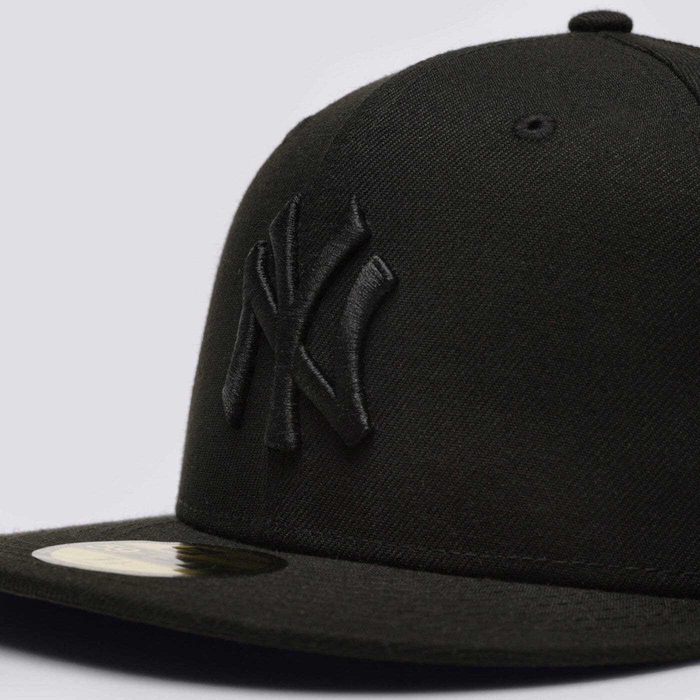 Дамска шапка с козирка NEW ERA ШАПКА BLACK ON BLACK NY YANKEES 10000103 цвят черен