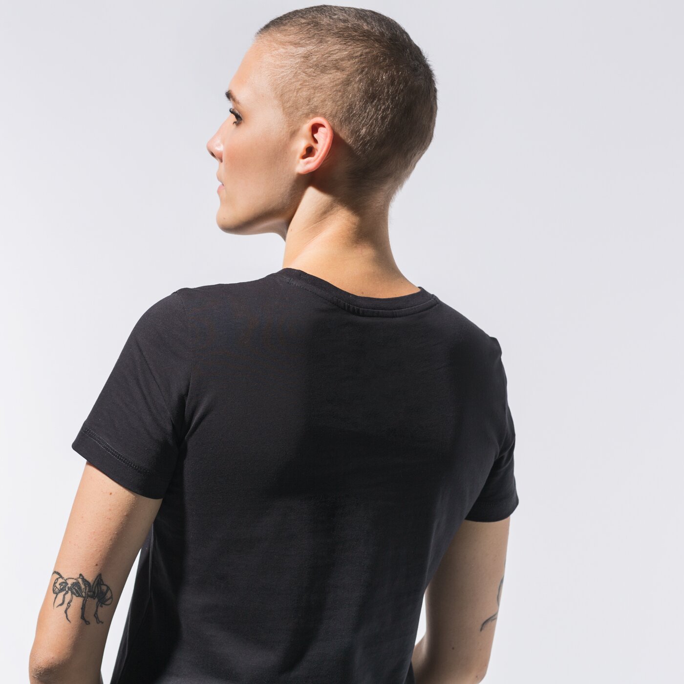 Дамска тениска CHAMPION ТЕНИСКА CREWNECK ТЕНИСКА 113223kk001 цвят черен