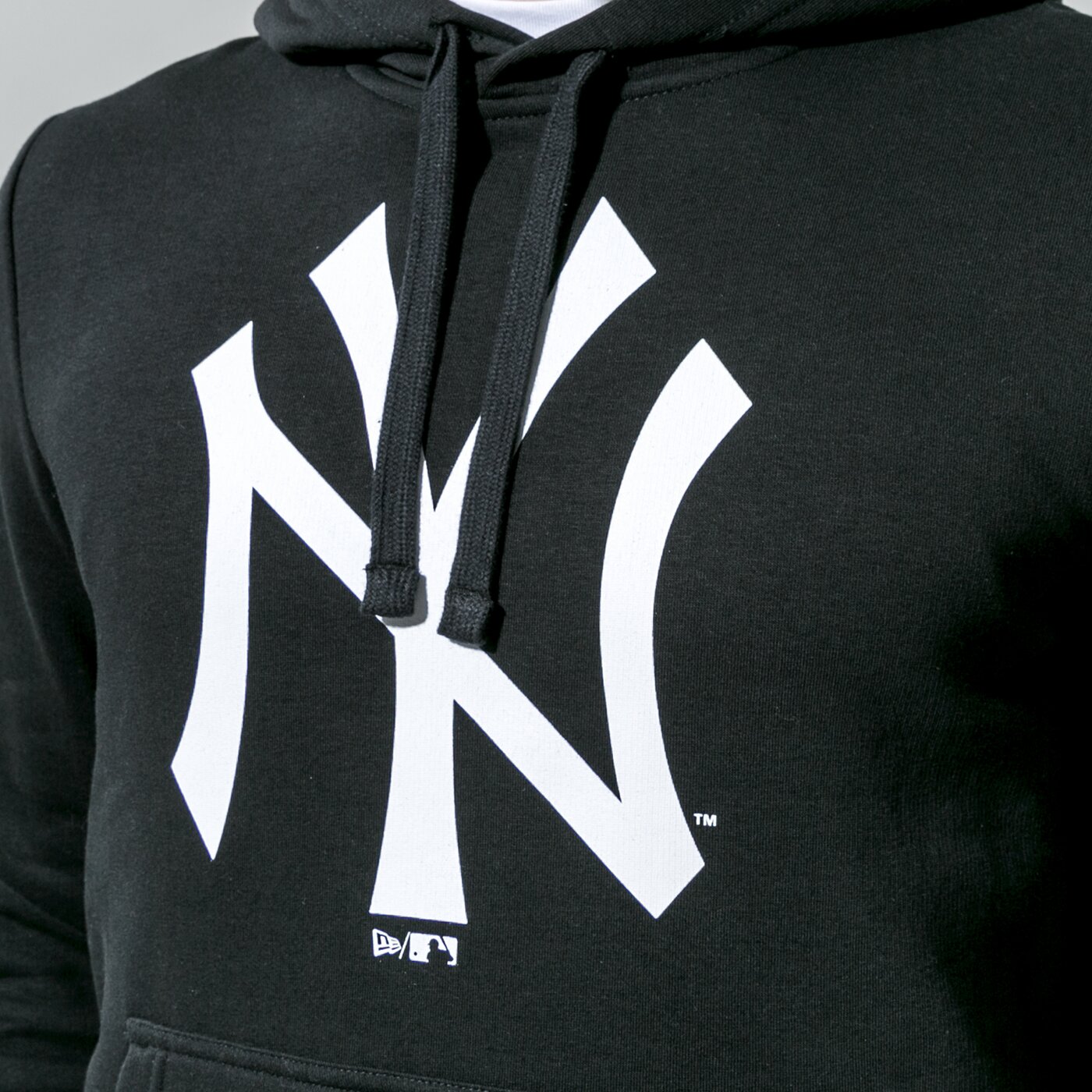 Мъжки суичър NEW ERA СУИТЧЪР С КАЧУЛКА TEAM LOGO NEYYAN BLK  11863701 цвят черен