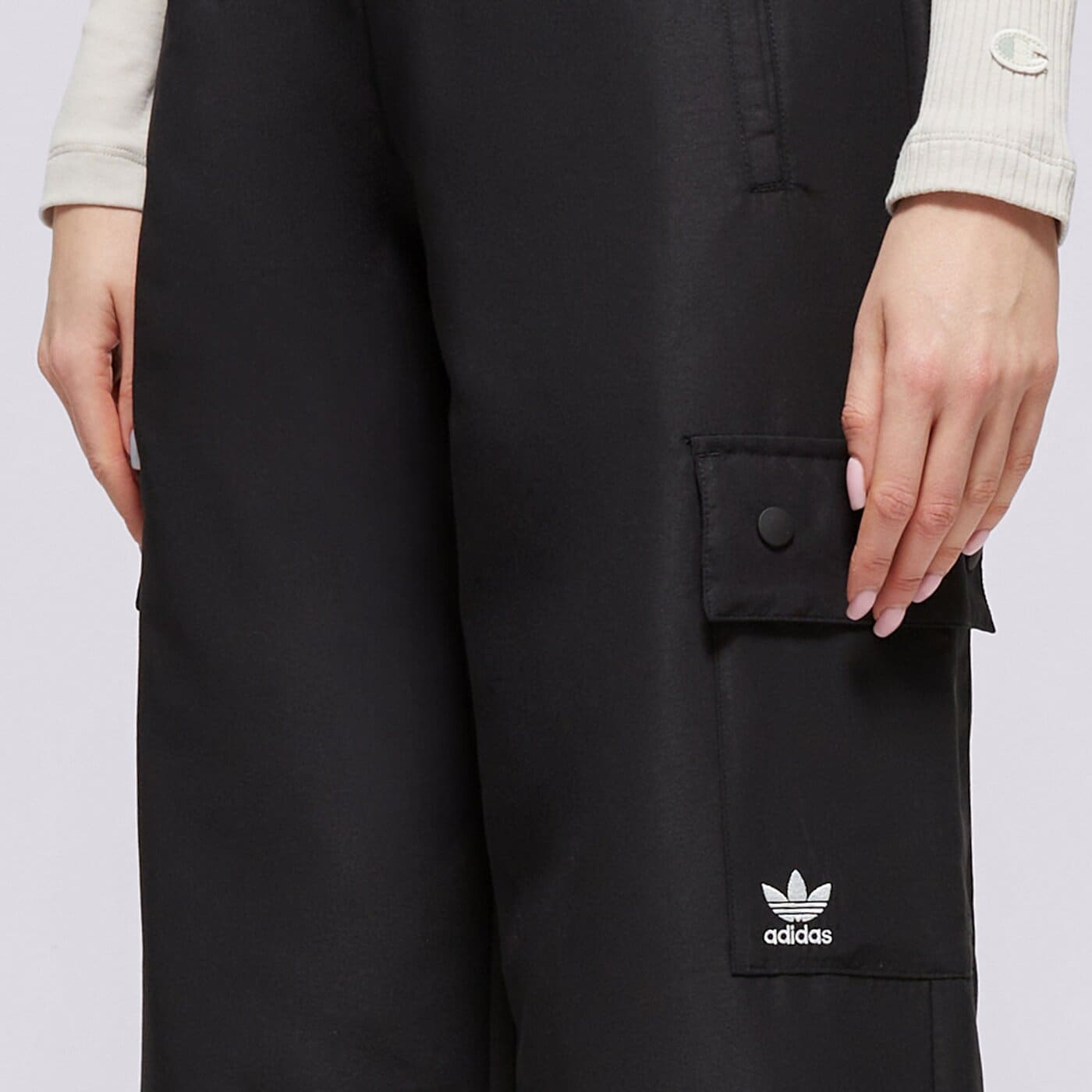 Дамски панталони ADIDAS ПАНТАЛОНИ ESSENTIALS WOVEN CARGO ix9974 цвят черен