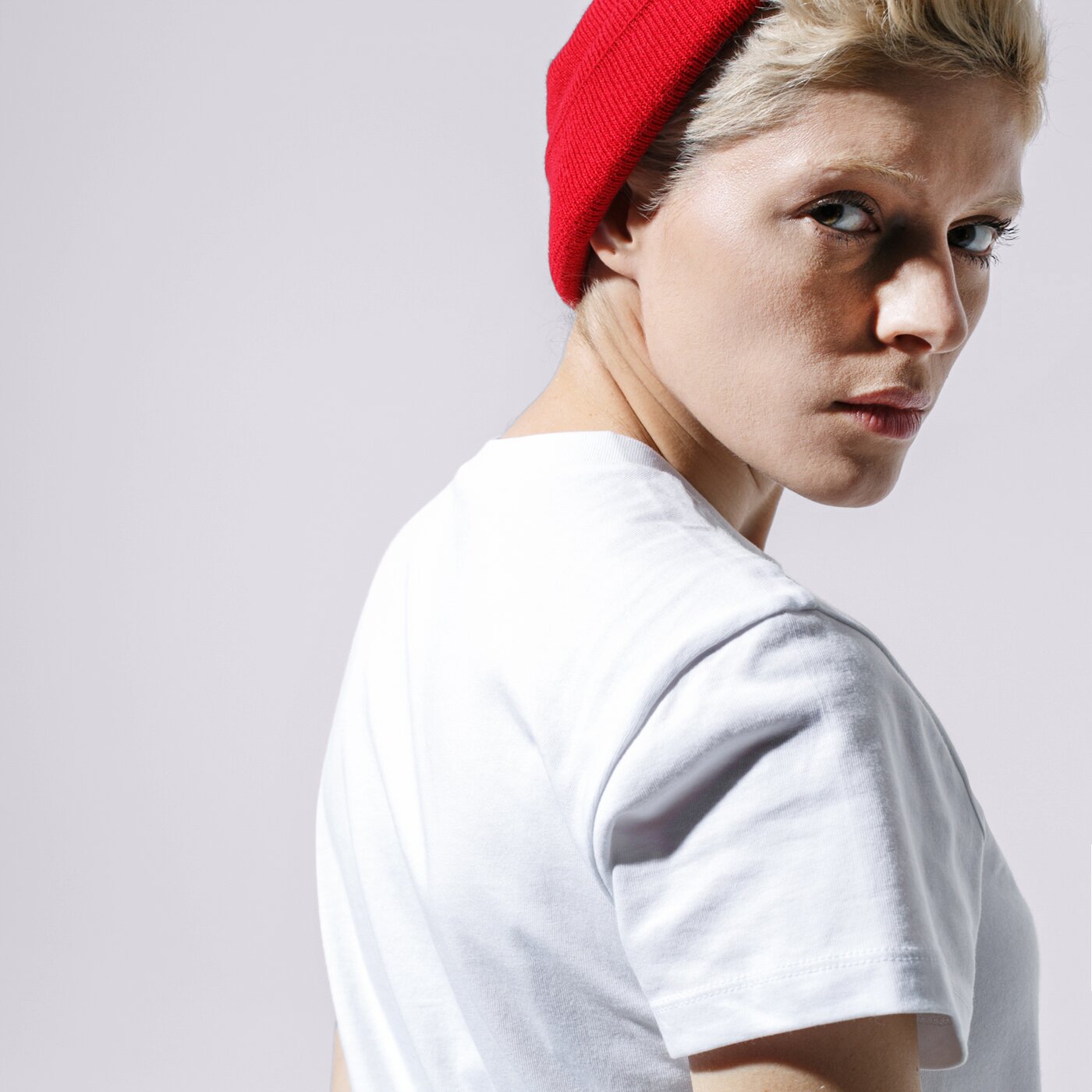 Дамска тениска VANS ТЕНИСКА FLYING V CREW TEE vn0a3up4wht1 цвят бял