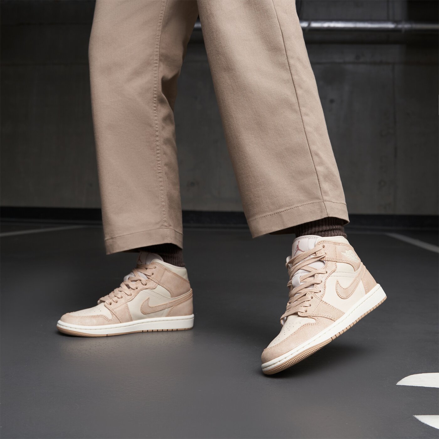 Дамски маратонки WMNS AIR JORDAN 1 MID SE fj3448-200 цвят бежов