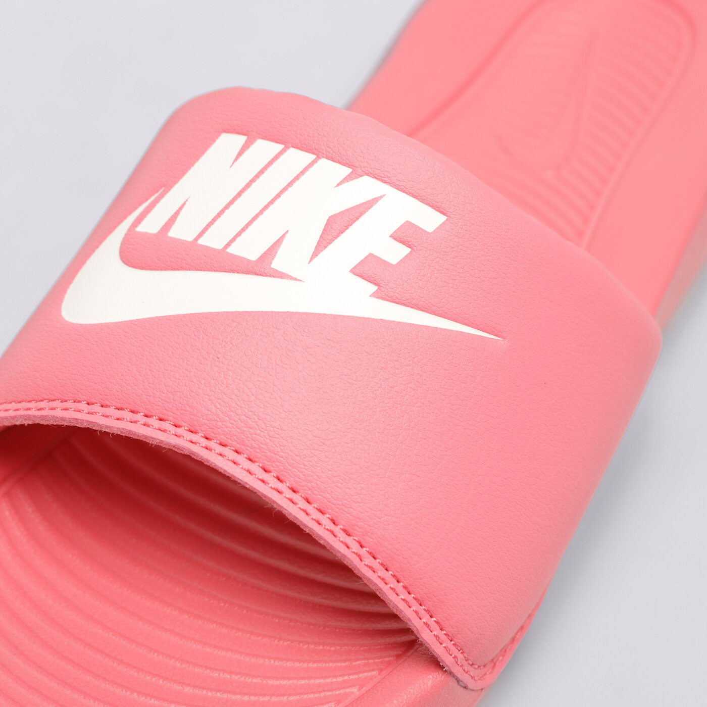 Дамски чехли и сандали NIKE VICTORI ONE cn9677-802 цвят червен