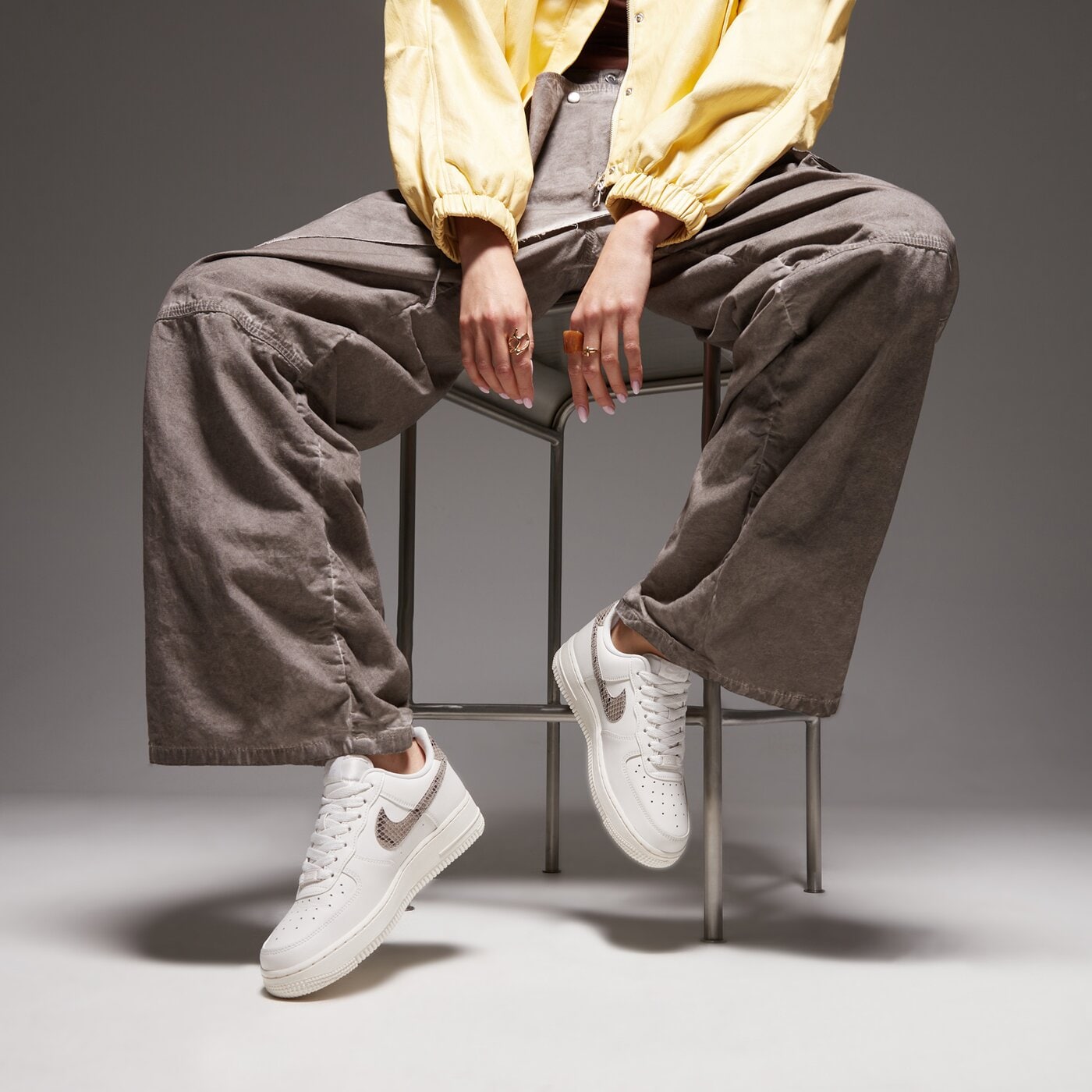 Дамски маратонки NIKE WMNS AIR FORCE 1 '07 REC dd8959-002 цвят бежов