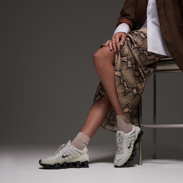 Дамски маратонки NIKE W SHOX TL  fv0939-002 цвят бежов