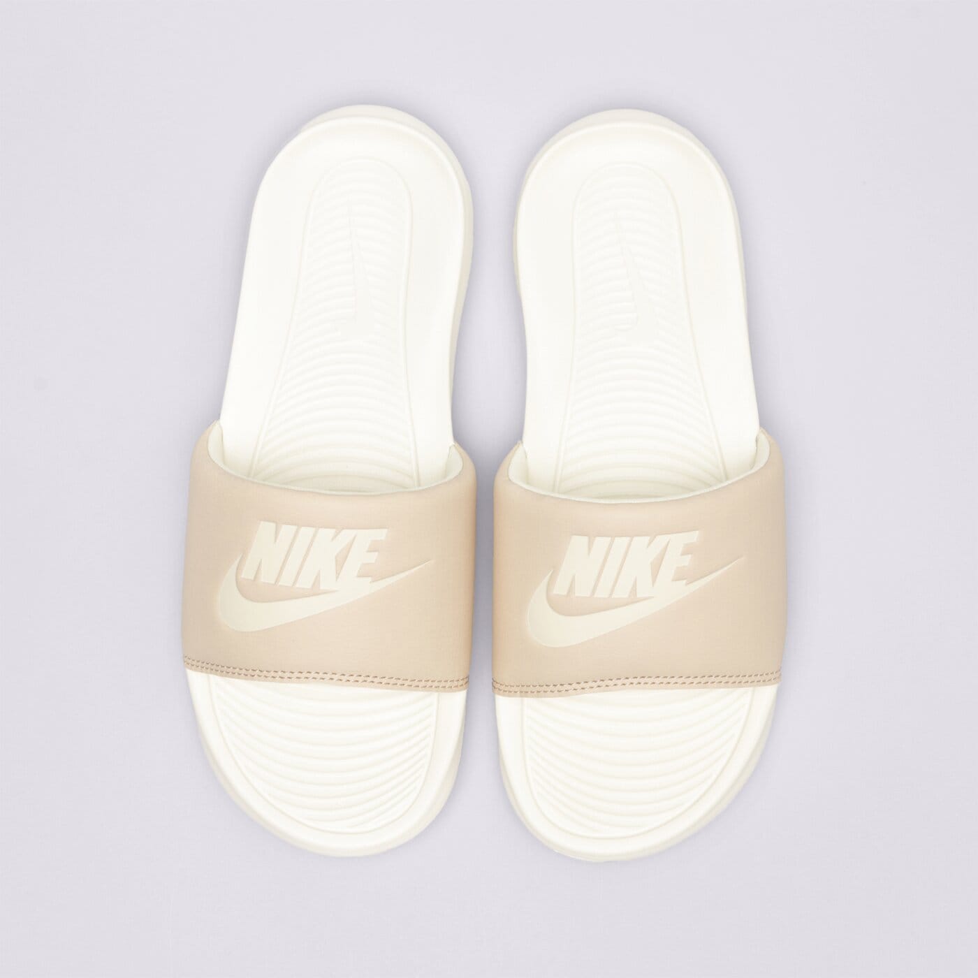 Дамски чехли и сандали NIKE VICTORI ONE cn9677-108 цвят бял