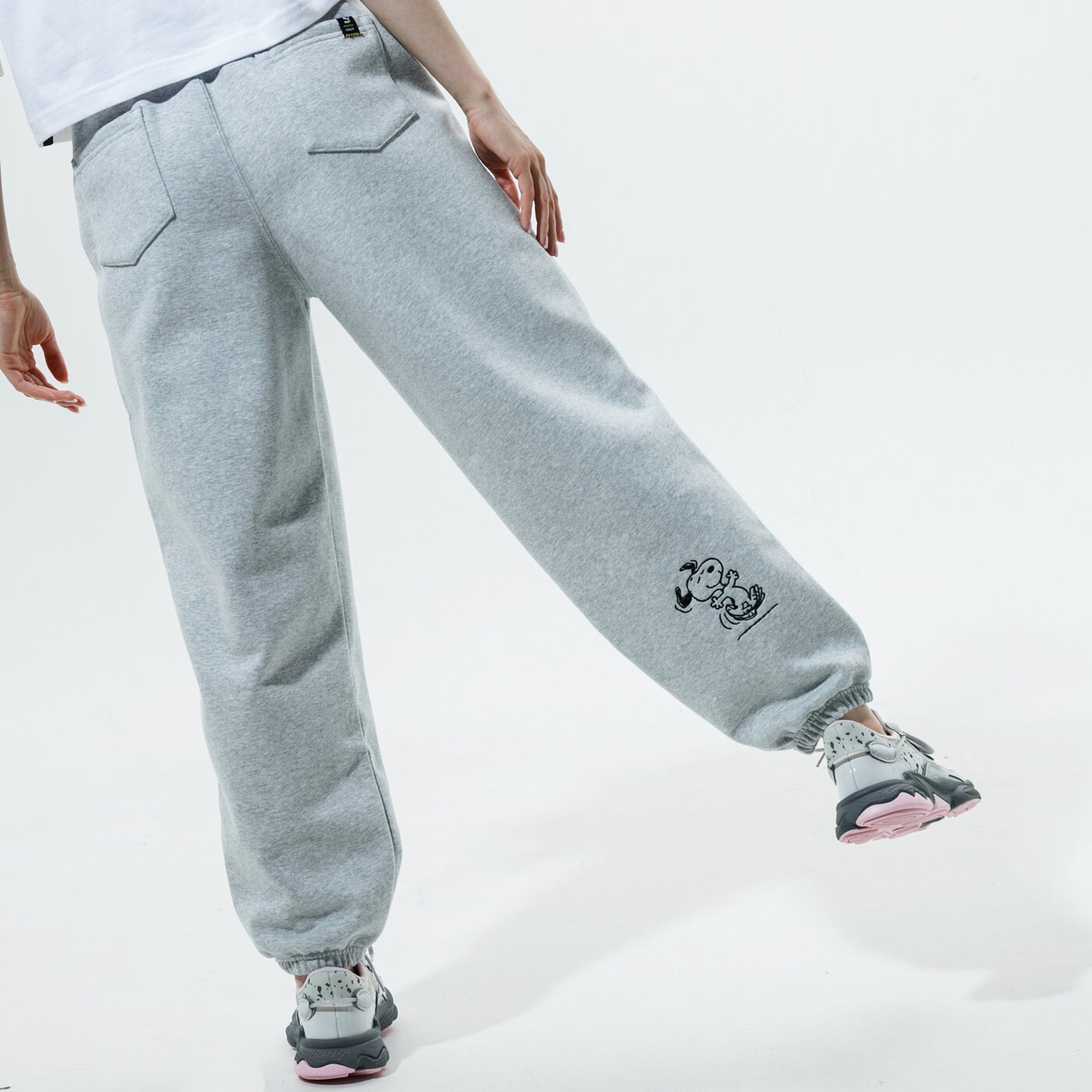 Дамски панталони PUMA ПАНТАЛОНИ PUMA X PEANUTS W SWEATPANTS 53116004 цвят сив