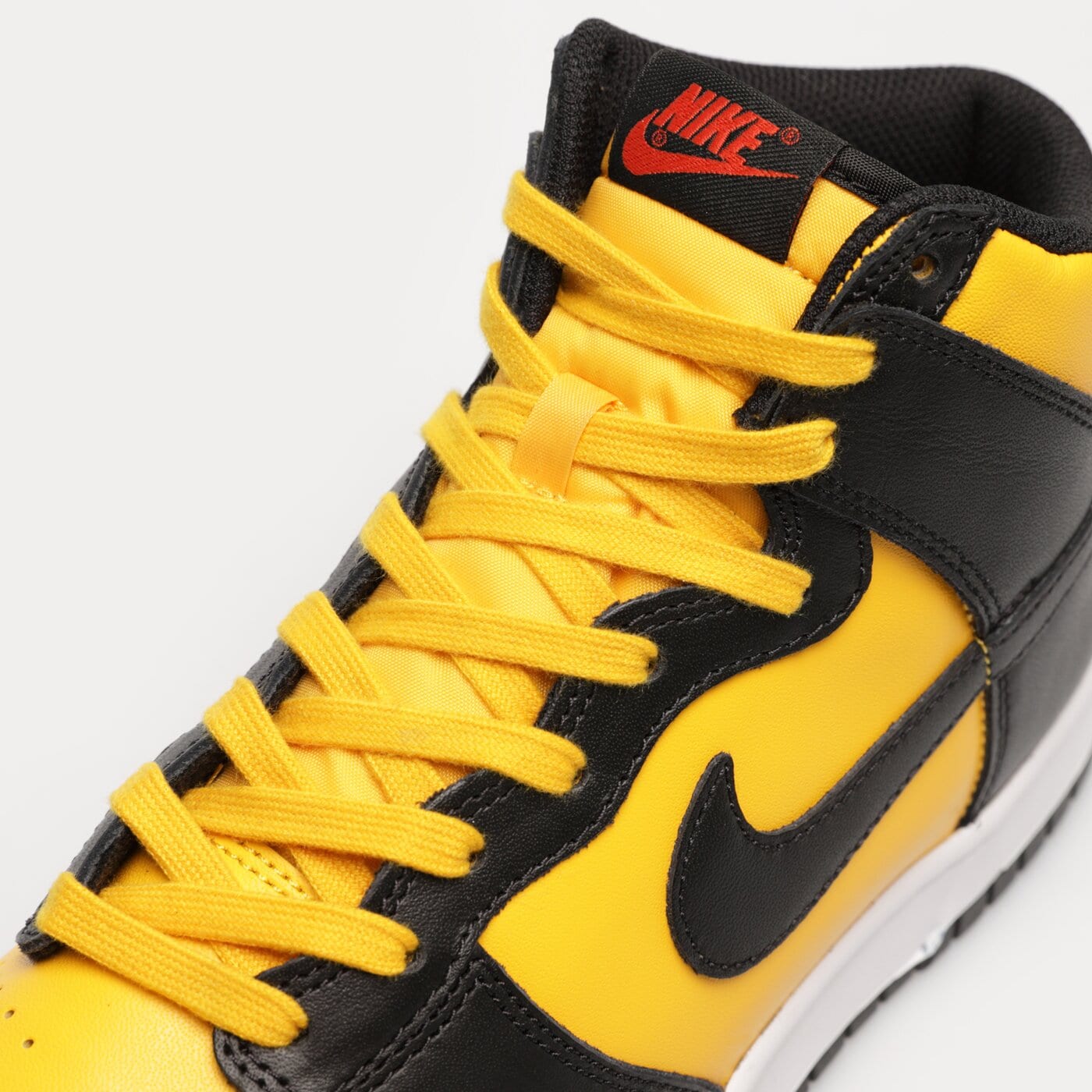 Мъжки маратонки NIKE DUNK HIGH RETRO dd1399-700 цвят жълт