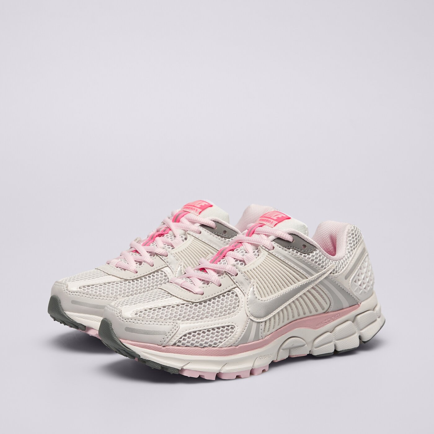 Дамски маратонки NIKE W ZOOM VOMERO 5 GCEL CN  fn3695-001 цвят розов