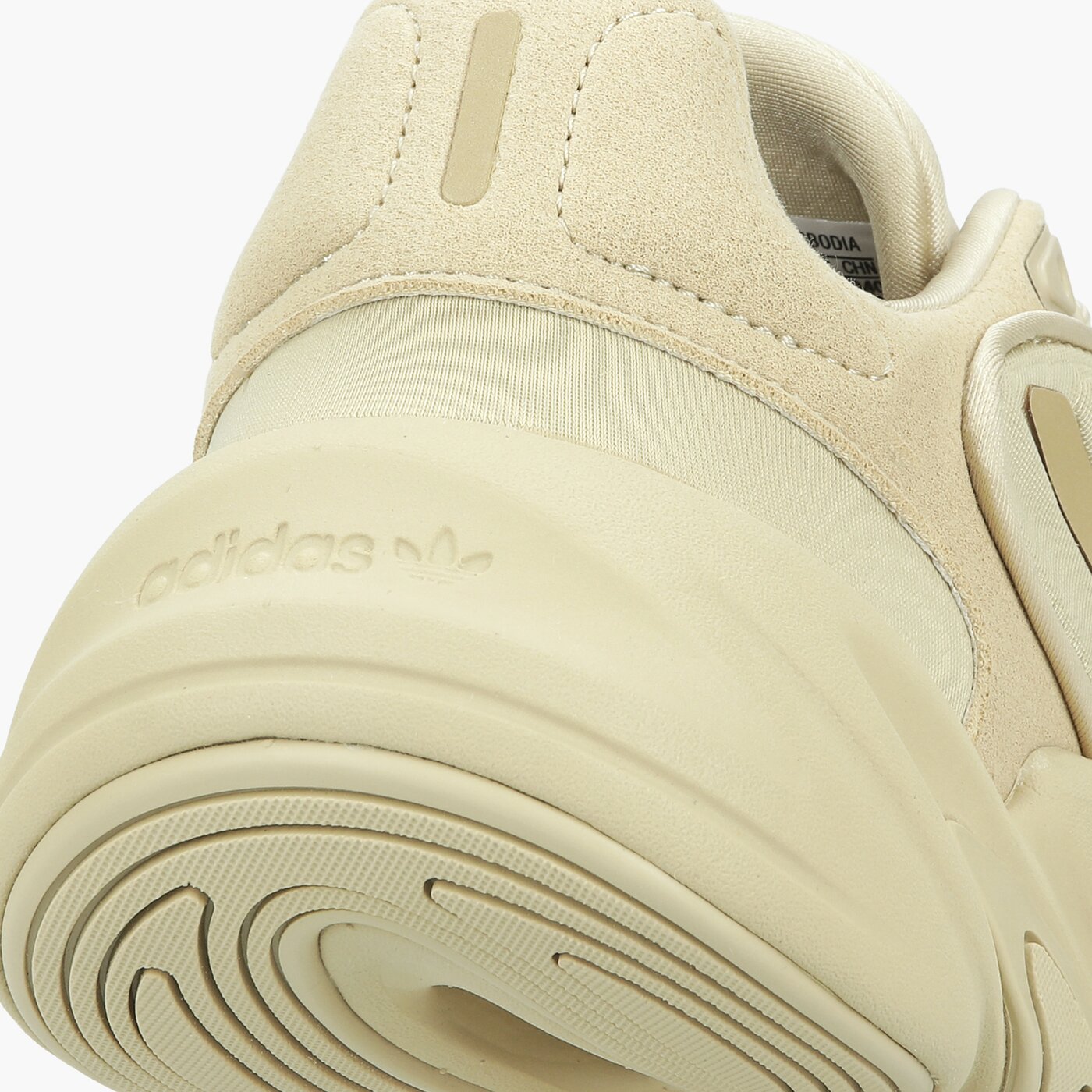 Дамски маратонки ADIDAS OZELIA gv7685 цвят бежов