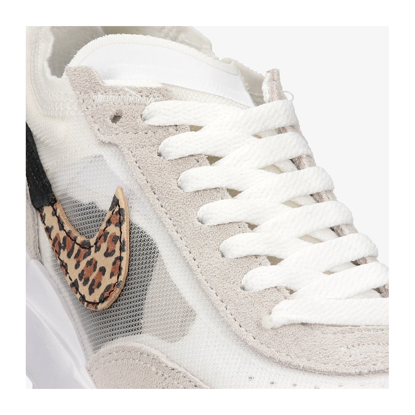 Дамски маратонки NIKE WAFFLE ONE SE dj9776-100 цвят бял