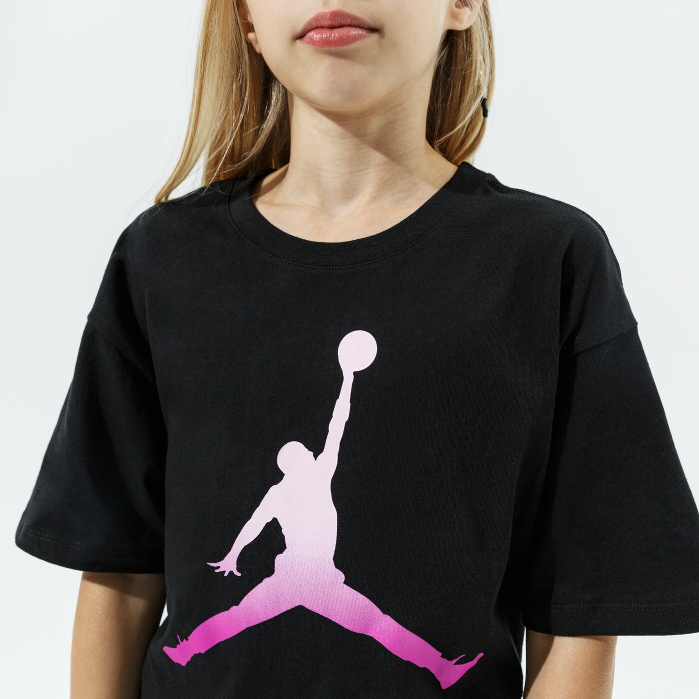 Детска тениска JORDAN ТЕНИСКА JDG SHORT SLEEVE GRAPHIC ТЕНИСКА GIRL 45a437-023 цвят черен