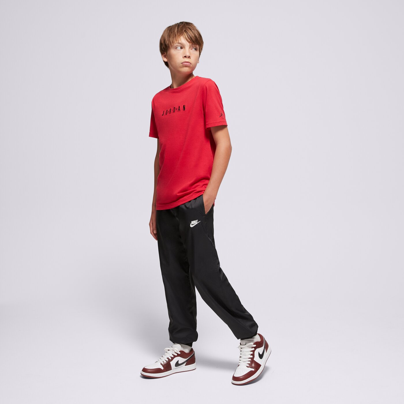 Детска тениска JORDAN ТЕНИСКА JDB MJ WORDMARK EMB CREW BOY 95d634-r78 цвят червен