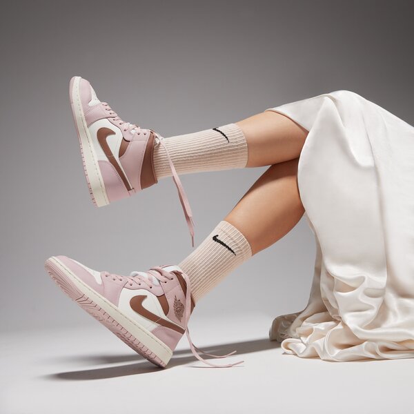 Дамски маратонки AIR JORDAN 1 MID  bq6472-620 цвят оранжев
