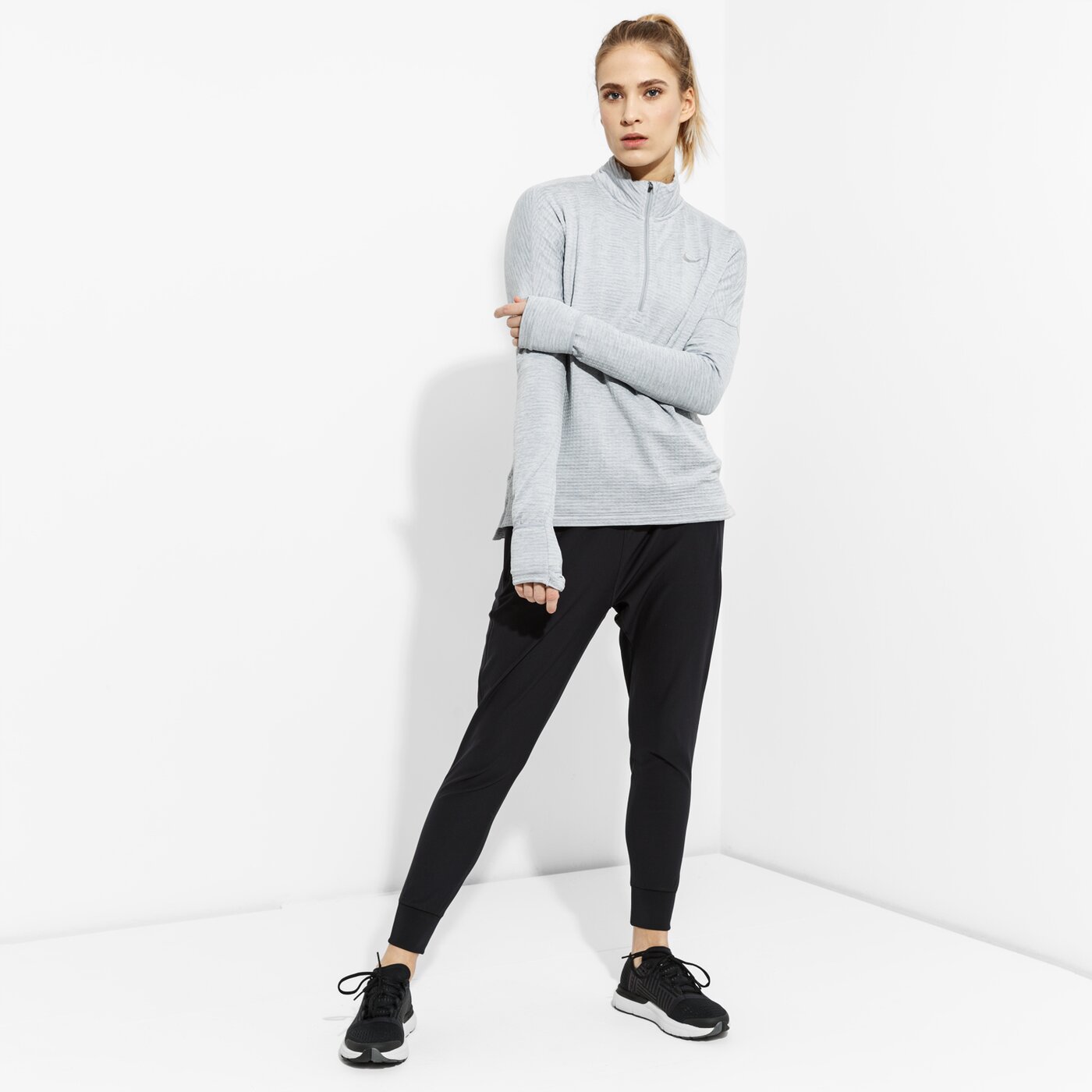 Дамски суичър NIKE СУИТЧЪР W NK THRMA SPHR ELMNT ТОП HZ 855521-012 цвят сив