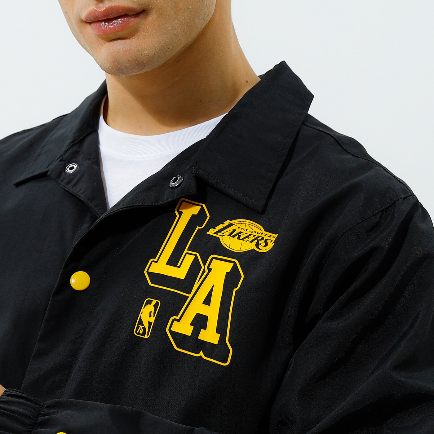 Мъжко преходно яке NIKE ЯКЕ LAL M NK JKT COACHES CTS 75 NBA db1439-010 цвят черен