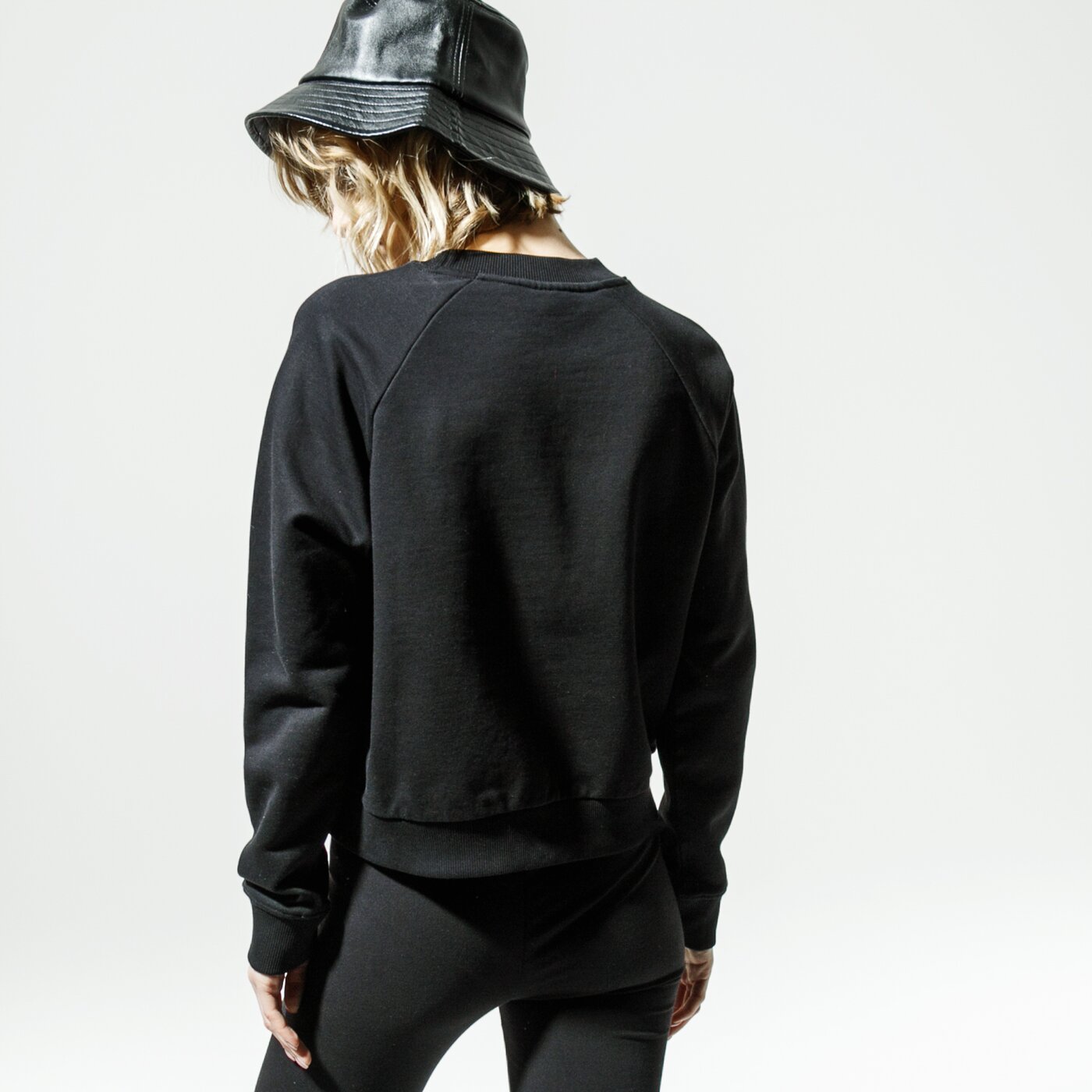 Дамски суичър VANS СУИТЧЪР WM FLYING V FT BOXY CREW BLACK vn0a47thblk1 цвят черен