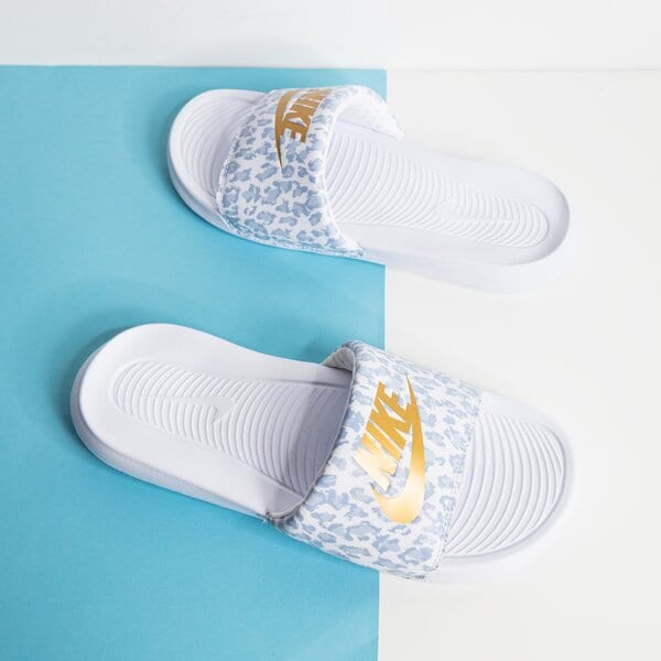 Дамски чехли и сандали NIKE VICTORI ONE cn9676-103 цвят бял