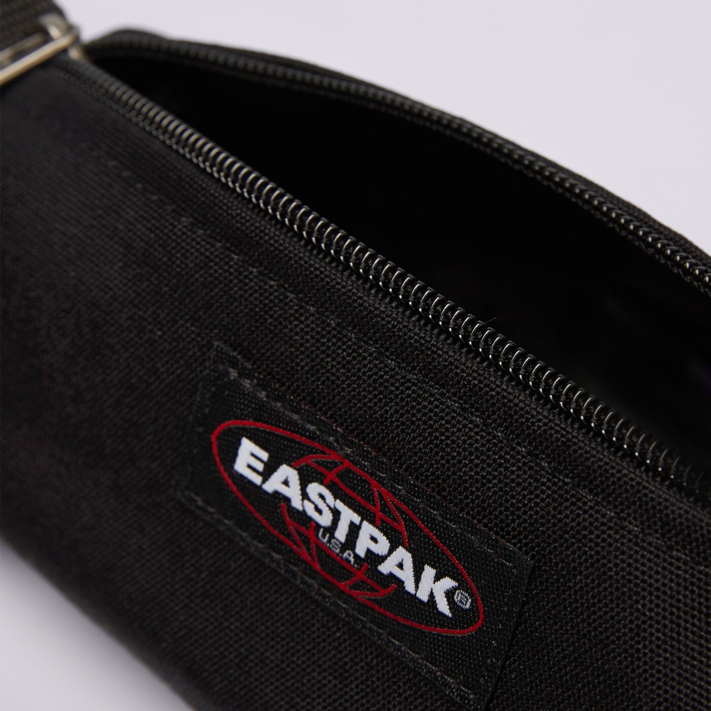 EASTPAK НЕСЕСЕР BENCHMARK SINGLE ek0003720081 цвят черен