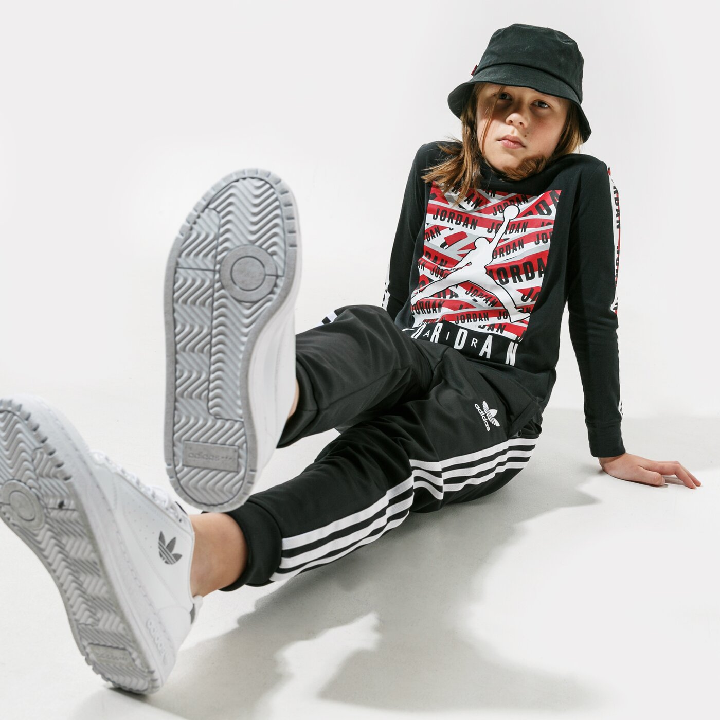 Детска тениска JORDAN ТЕНИСКА TAPED UP L/S TEE 95a074-023 цвят черен