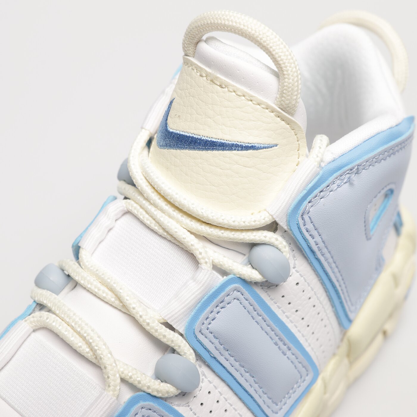 Дамски маратонки NIKE WMNS AIR MORE UPTEMPO fd9869-100 цвят бял