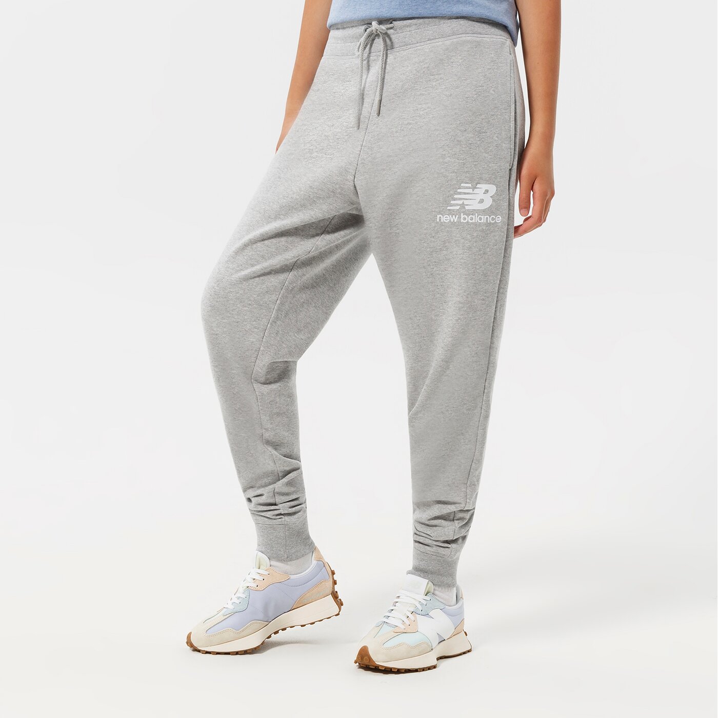 Мъжки панталони NEW BALANCE ПАНТАЛОНИ NB ESSENTIALS STACKED LOGO SWEATPANT mp03558ag цвят сив