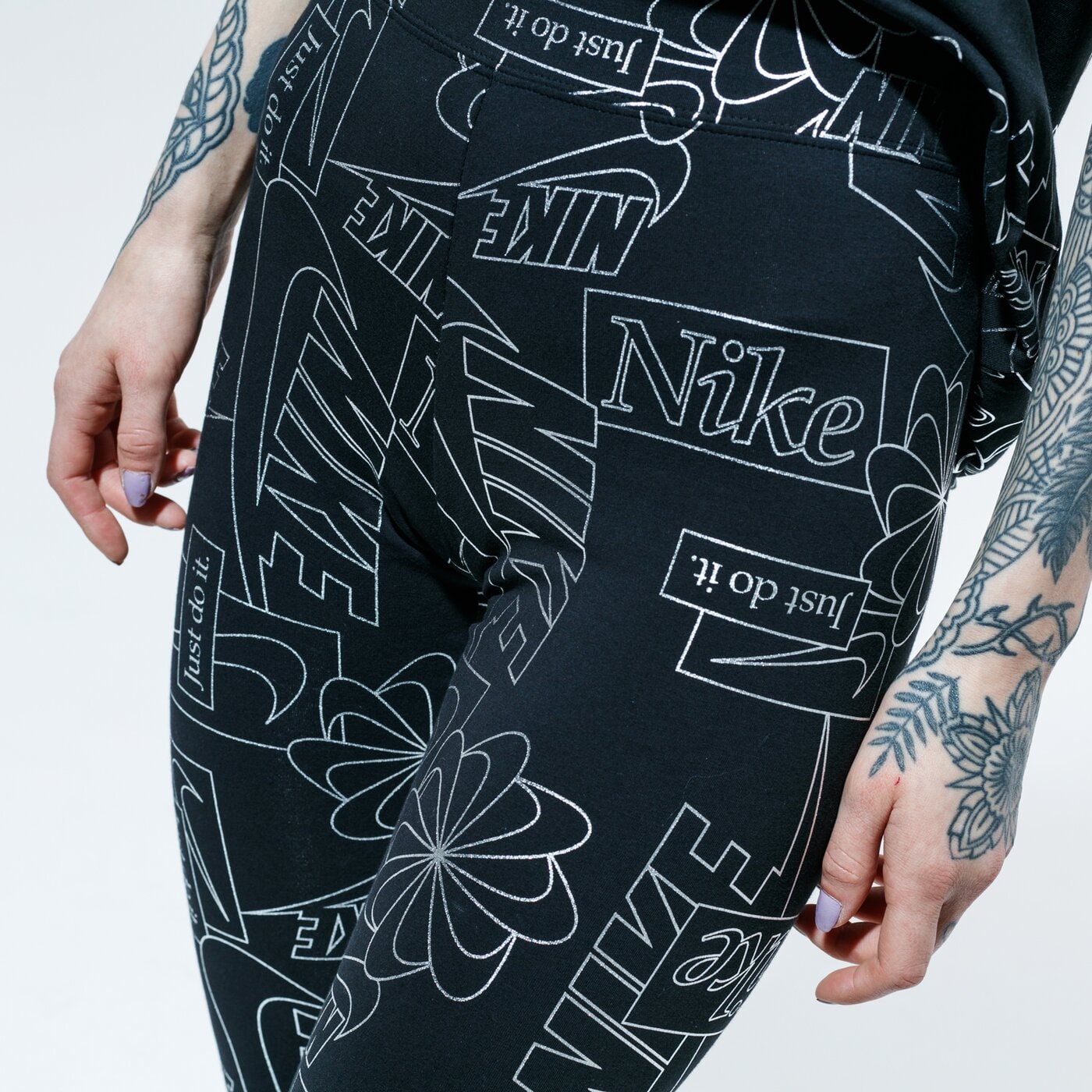 Дамски панталони NIKE КЛИН W NSW ICN CLSH HR TIGHT AOP cu6861-010 цвят черен