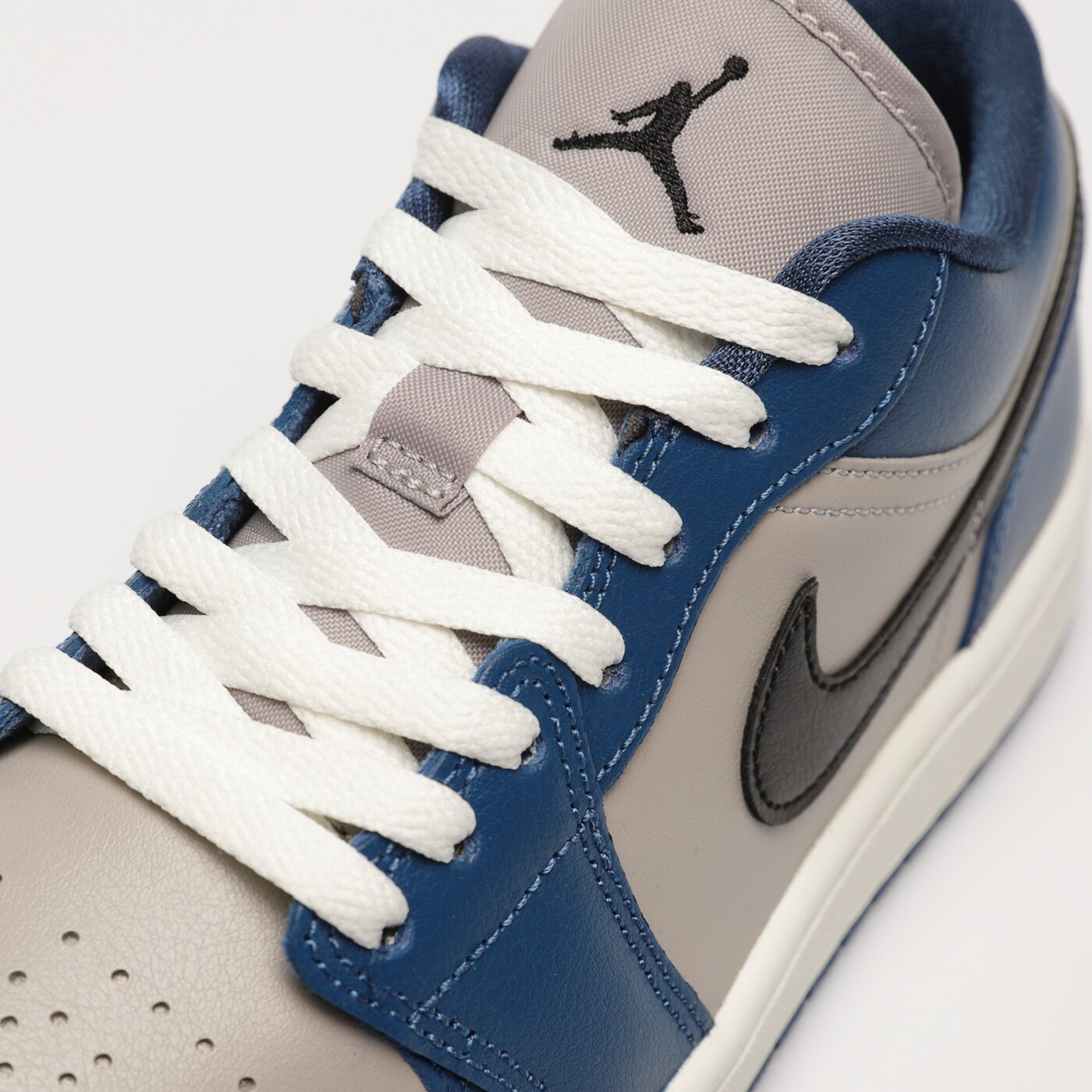 Дамски маратонки WMNS AIR JORDAN 1 LOW dc0774-402 цвят син