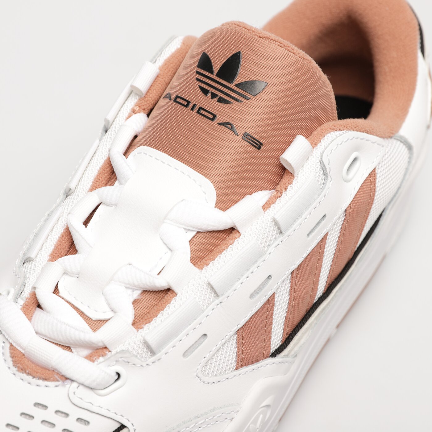 Мъжки маратонки ADIDAS ADI2000 hq6922 цвят кафяв