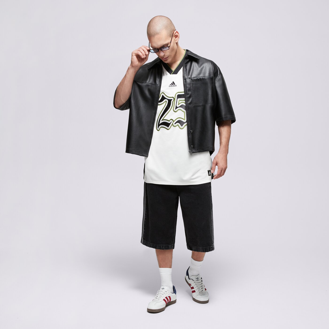 Мъжки къси панталони ADIDAS ШОРТИ ADICOLOR DENIM FIREBIRD SHORTS jc6719 цвят черен