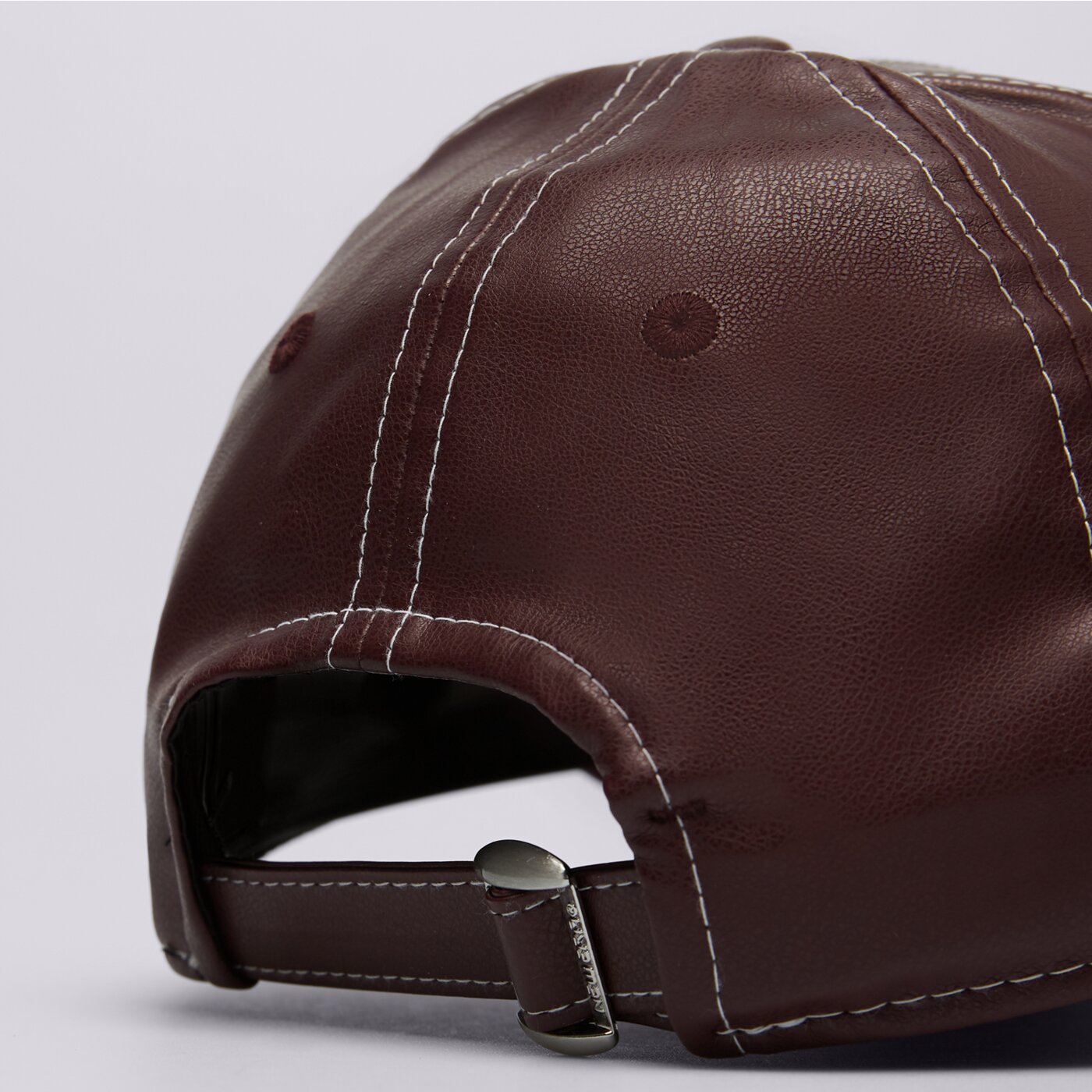 Дамска шапка с козирка NEW ERA ШАПКА WMNS ТОПSTITCH PU 940 NYY NEW YORK YANKEES 60691322 цвят бордо