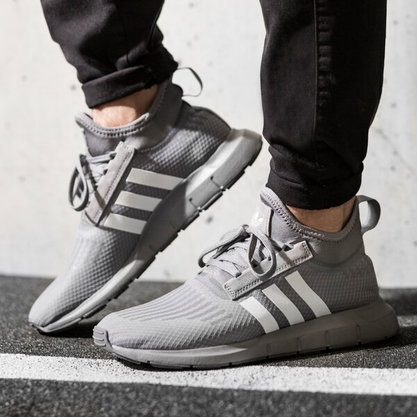 Мъжки маратонки ADIDAS SWIFT RUN BARRIER aq1024 цвят сив