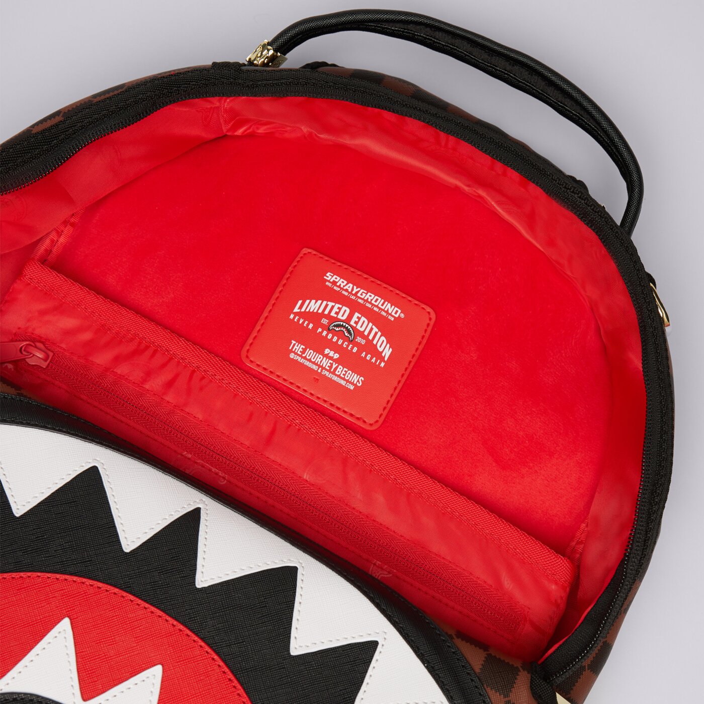 Детска раница SPRAYGROUND РАНИЦА SAWTOOTH SHARKS IN PARIS 910b7200nsz цвят кафяв