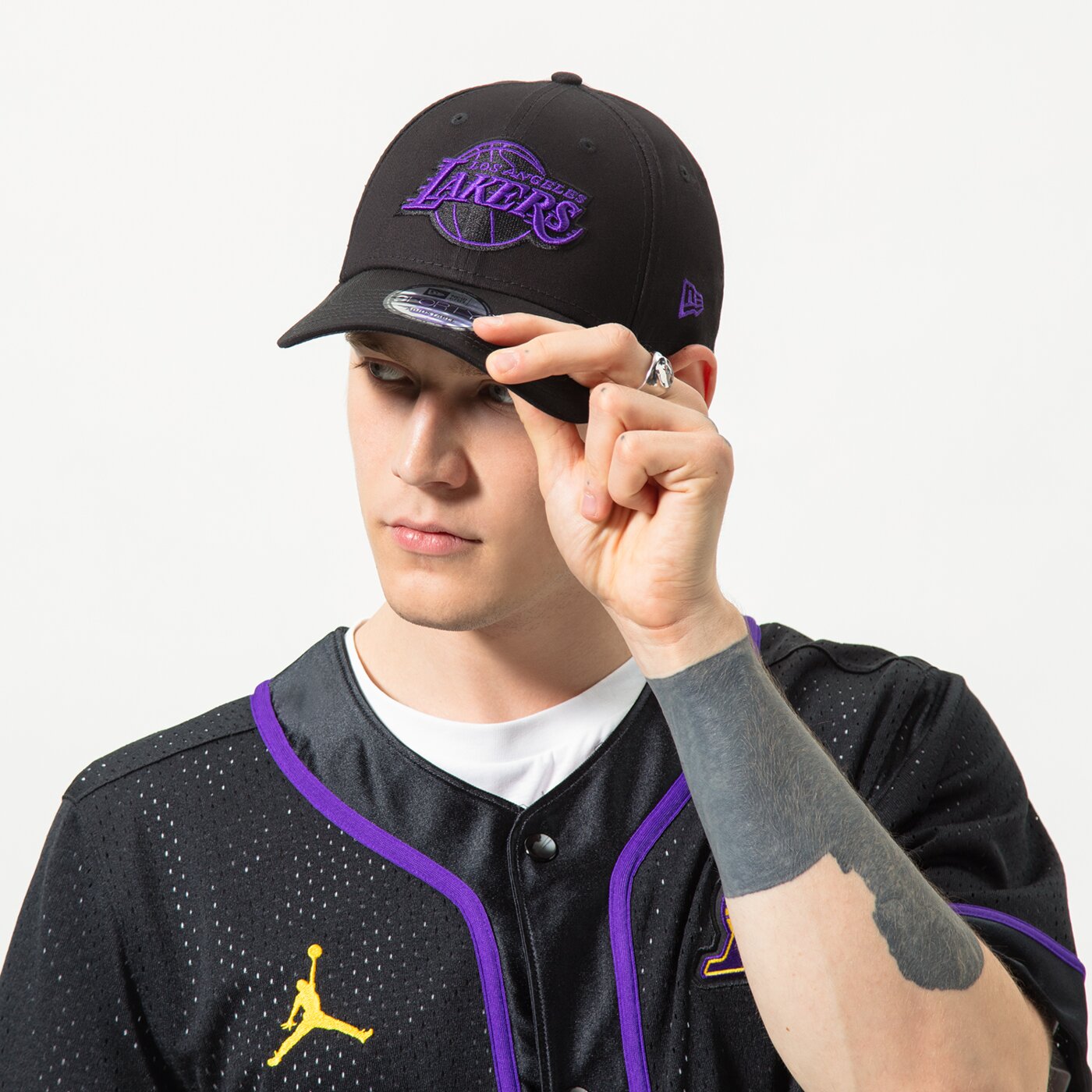 Мъжка шапка с козирка NEW ERA ШАПКА NEON OUTLINE 940 LAKERS LOS ANGELES LAKERS 60358127 цвят черен