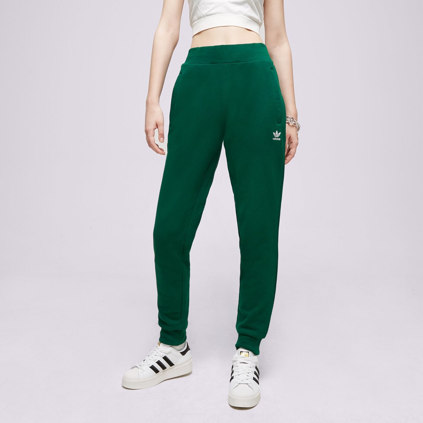 Дамски панталони ADIDAS ПАНТАЛОНИ TRACK PANT ia6480 цвят зелен