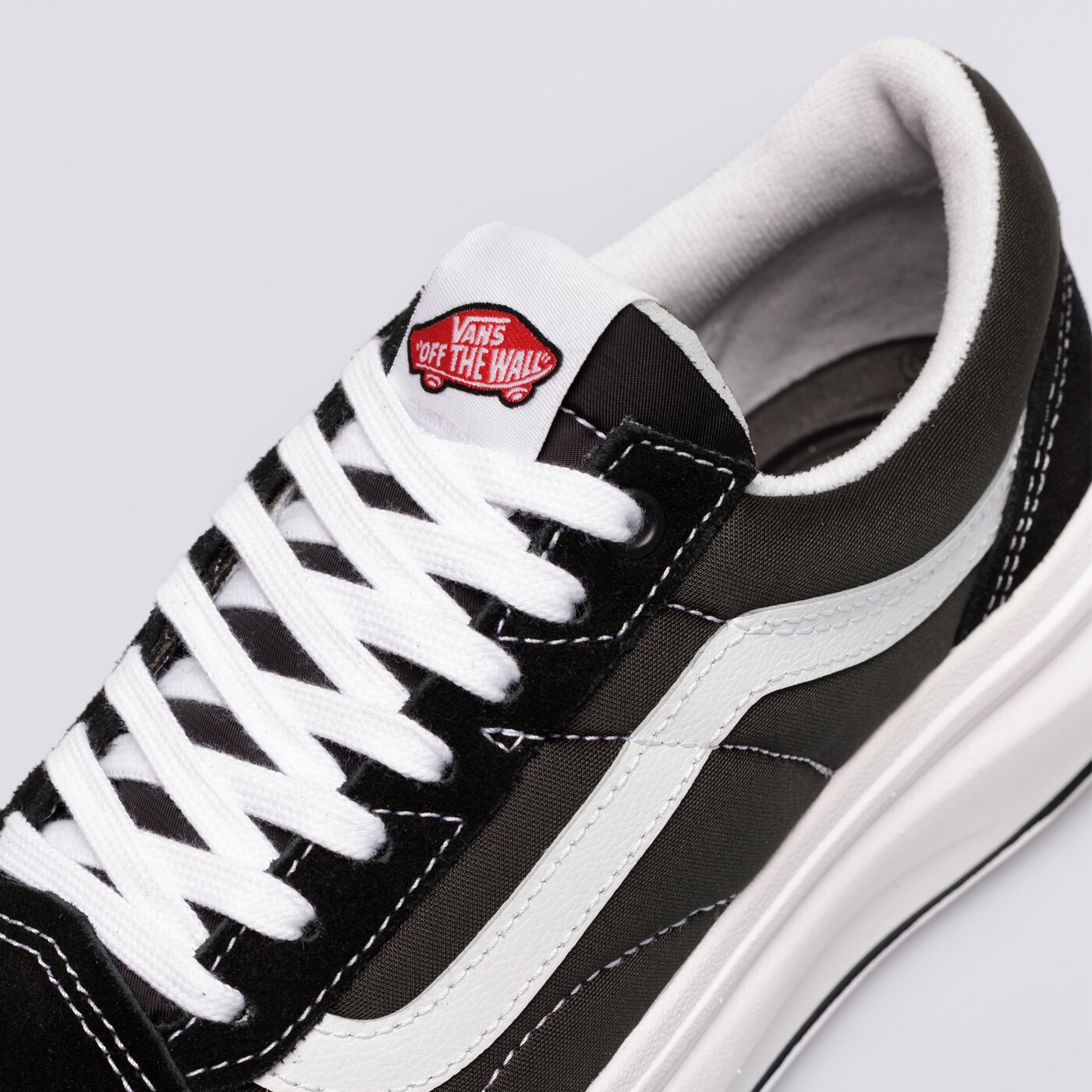 Дамски маратонки VANS UA OLD SKOOL OVERT CC vn0a7q5eba21 цвят черен